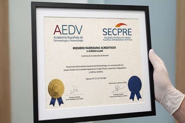 certificado de pertenecer a la AEDV y la SECPRE que hace que un especialista en restauración capilar este acreditado