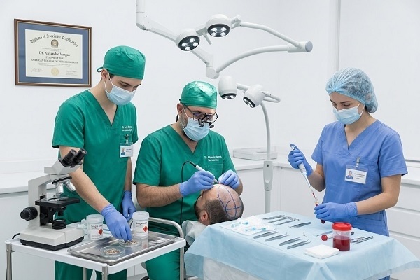Equipo médico aplicando protocolos estériles y de seguridad sanguínea en restauración capilar durante el procedimiento quirúrgico