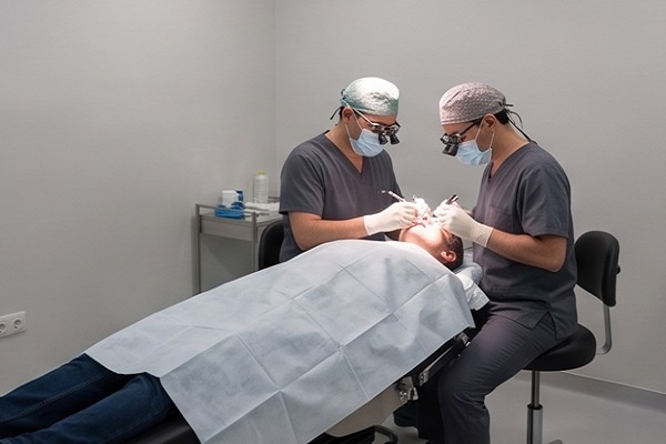 Plan moyen d'une salle de chirurgie mineure moderne et conforme aux exigences légales pour les cliniques capillaires, présentant un éclairage adapté et un équipement chirurgical complet.