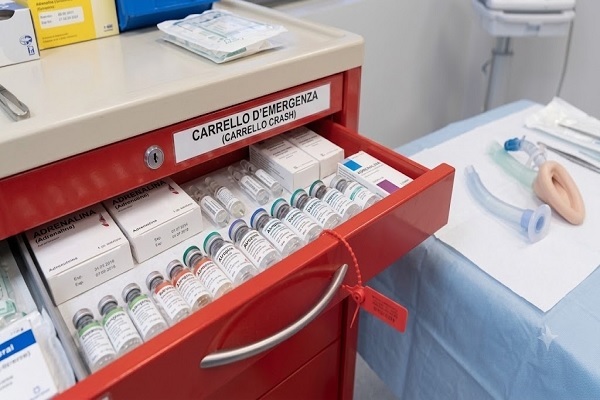 Farmaci di emergenza e attrezzature salvavita cliniche capelli all'interno del carrello crash