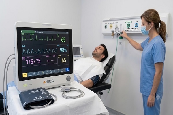 Monitoraggio dei segni vitali del paziente con attrezzature salvavita cliniche capelli durante l'intervento