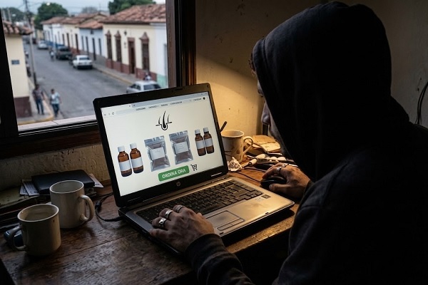 Un uomo tenta di acquistare farmaci per la caduta dei capelli senza le dovute certificazioni